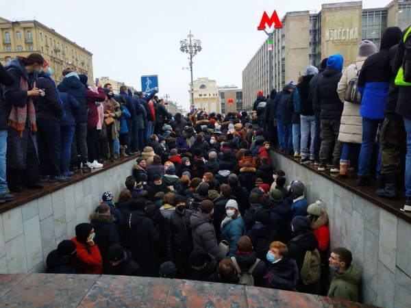 ЦОДД: участники незаконной акции в Москве блокируют работу транспорта и проезд скорой помощи6