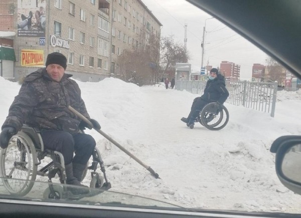 Инвалидам-колясочникам пришлось самостоятельно чистить дороги от снега1