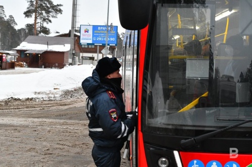 Казанские гаишники за час проверили 12 автобусов27