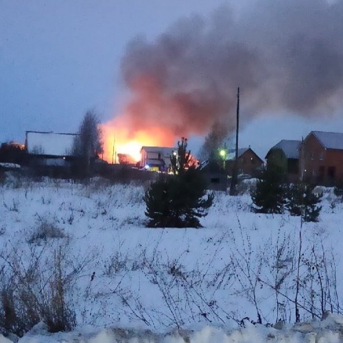  В Казани две пожарные машины застряли в снегу, пытаясь проехать к дому1