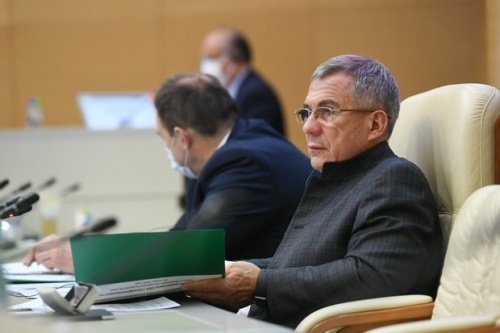 Минниханов об оплате труда ниже МРОТ в Челнах: «Это недопустимо»1