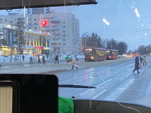 На улице Ершова в обе стороны встали трамваи1