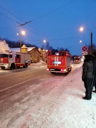 На улице Мавлютова в Казани загорелся рынок1