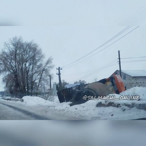 Под Казанью на обочину дороги опрокинулся грузовик с бетономешалкой1