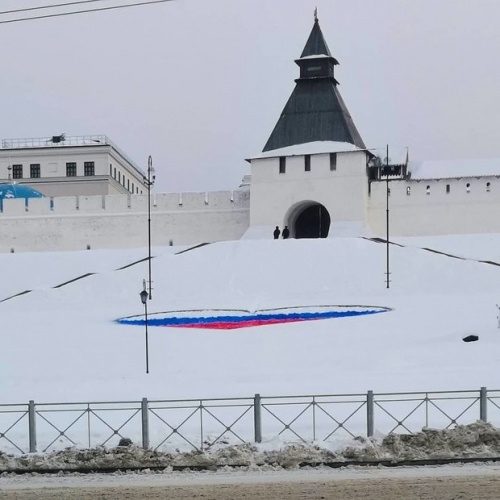 Под стенами Казанского Кремля появился российский триколор-валентинка1