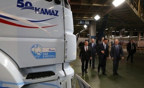 Путин поздравил КАМАЗ с 45-летием выпуска первого автомобиля1