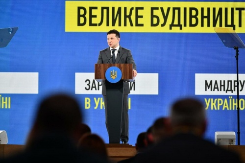 Президент Украины Владимир Зеленский во время выступления на Всеукраинском форуме Украина 30. Инфраструктура 3