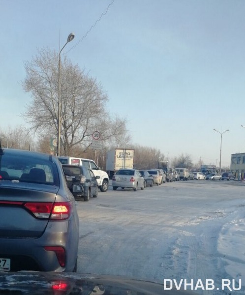 В Хабаровске продают места в очередях на АЗС и бензин по 100 рублей3