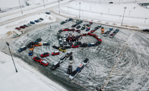 В Казани 70 владельцев автомобилей MINI Cooper собрали сердце из машин1