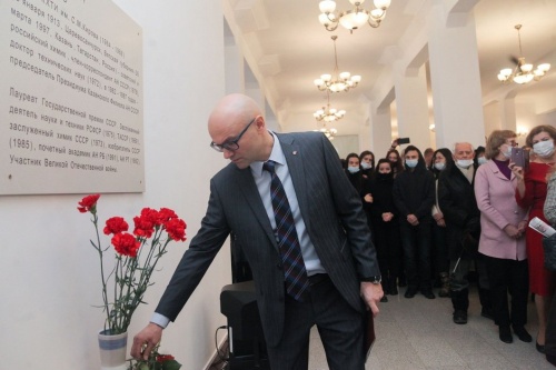 В Казани открыли памятник бывшему ректору КХТИ Петру Кирпичникову21