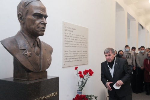 В Казани открыли памятник бывшему ректору КХТИ Петру Кирпичникову24