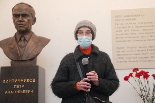 В Казани открыли памятник бывшему ректору КХТИ Петру Кирпичникову19