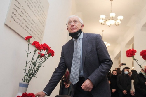 В Казани открыли памятник бывшему ректору КХТИ Петру Кирпичникову22