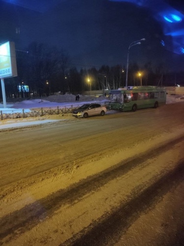 В Казани троллейбус врезался в KIA Rio1