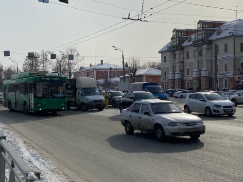 ДТП возле Арского кладбища привело к пробке на улице Ершова в Казани1