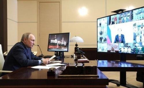 Путин после прививки «на всякий случай» приготовил градусник1