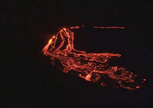 В Исландии сняли извержение спавшего 6000 лет вулкана15