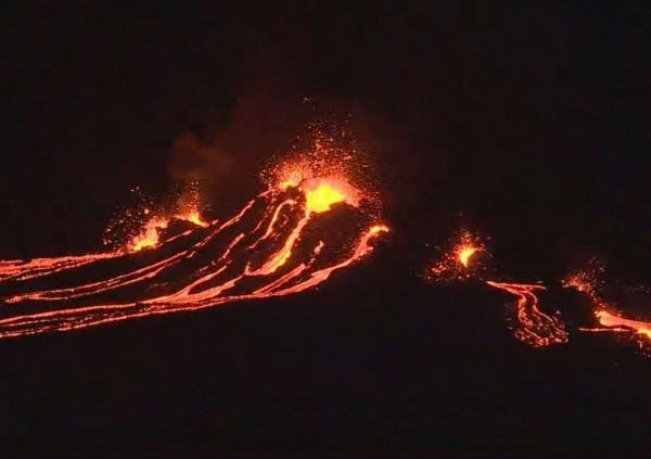 В Исландии сняли извержение спавшего 6000 лет вулкана8
