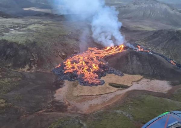 В Исландии сняли извержение спавшего 6000 лет вулкана6