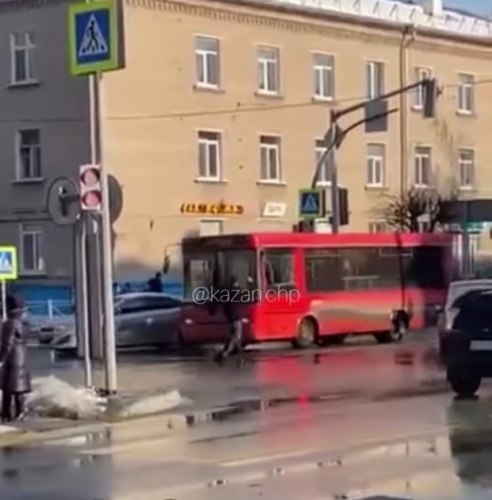 В Казани неадекватный мужчина бегал по проезжей части и бросался на машины0