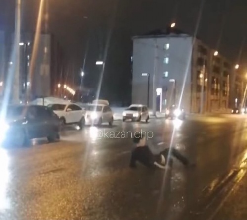 В Казани неадекватный мужчина мешал проезжающим автомобилям 1