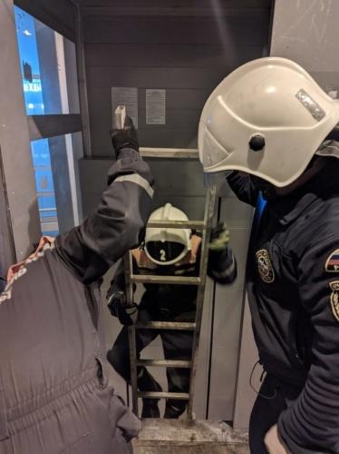 В Казани спасатели эвакуировали ребенка с матерью из застрявшего лифта3