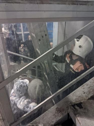 В Казани спасатели эвакуировали ребенка с матерью из застрявшего лифта1