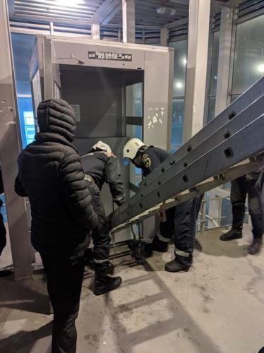 В Казани спасатели эвакуировали ребенка с матерью из застрявшего лифта4