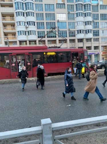 В Казани у трамвая выпала дверь 1