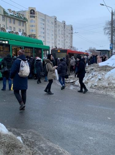В Казани у трамвая выпала дверь 2