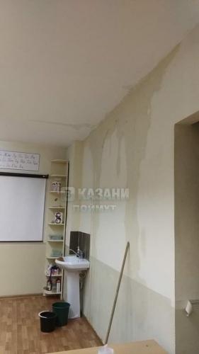 В казанской школе протекают стены и потолки1