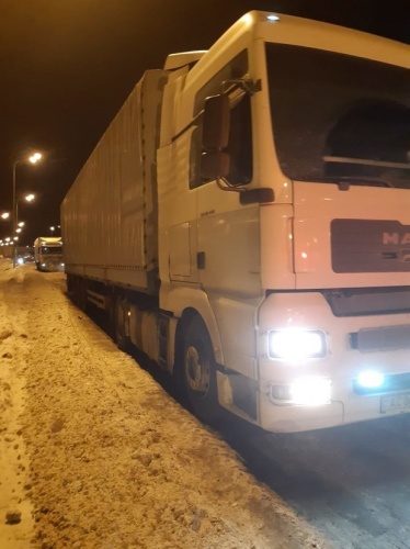Водитель большегруза едва не замерз на трассе из-за захлопнувшейся двери 2