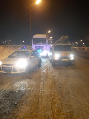 Водитель большегруза едва не замерз на трассе из-за захлопнувшейся двери 1