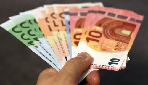 Курс евро поднялся поднялся выше 90 рублей1
