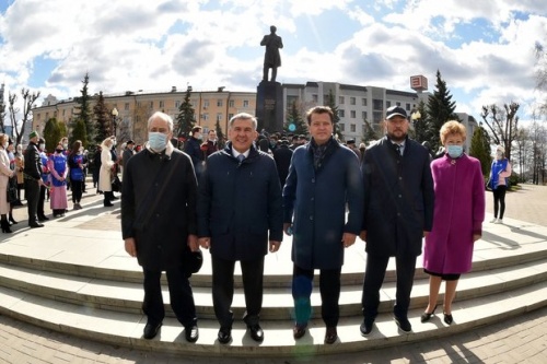 Минниханов и Шаймиев возложили цветы к памятнику поэту Габдулле Тукаю1