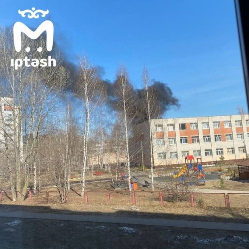 В Казани горит крыша склада школы в Ново-Савиновском районе1