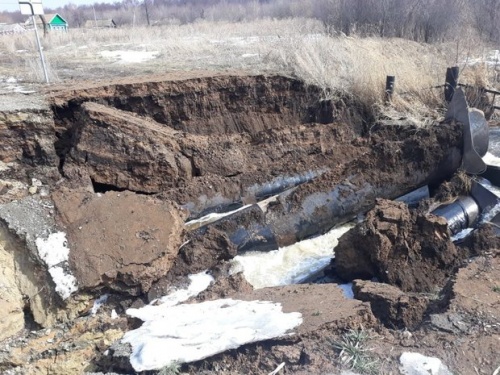 В Татарстане провалилась дорога из-за подмыва водопропускных труб 1