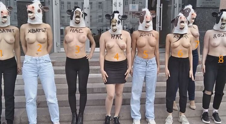 Девушки с оголёнными грудями провели акцию в центре Москвы
