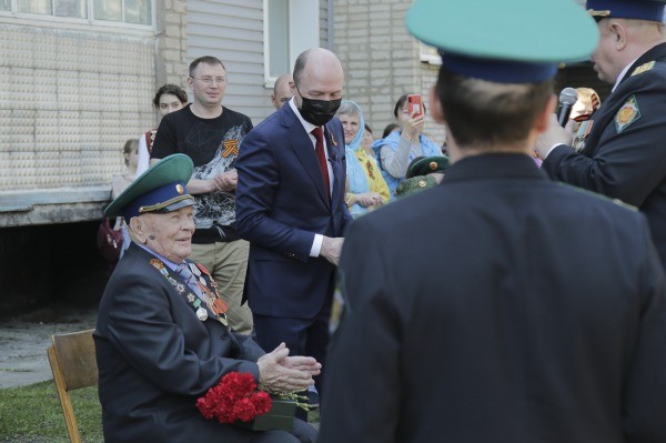 "Фронтовая бригада" поздравила алтайского ветерана с Днем Победы