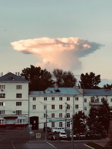 "Ядерный гриб" в небе напугал жителей Саратова