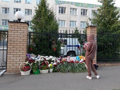 Как выглядит стихийный мемориал возле школы № 1751