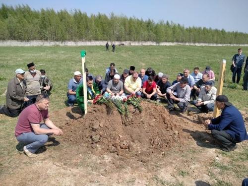Начались похороны погибших при стрельбе в казанской школе №1753