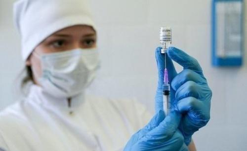 В центре Чумакова не исключают трехкратную вакцинацию 