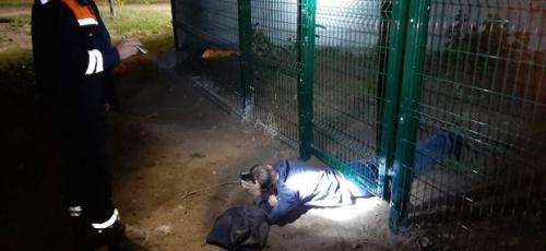 В Челнах мужчина застрял под калиткой забора1