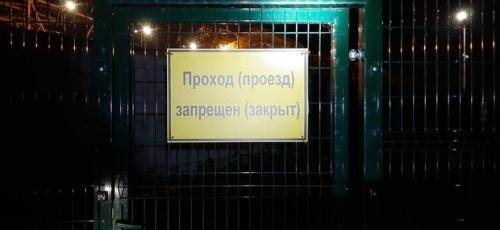 В Челнах мужчина застрял под калиткой забора2