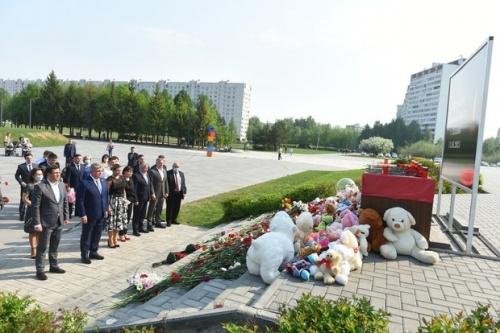 В Челнах почтили память погибших в результате атаки на казанскую гимназию1
