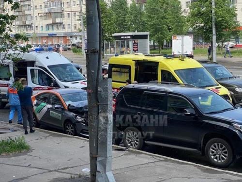 В Казани водитель каршерингового автомобиля въехал в Toyota Land Cruiser1