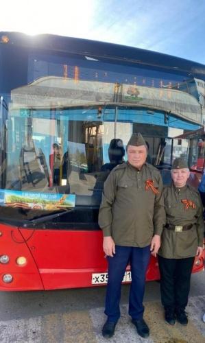 В Казани водители и кондукторы автобусов вышли на маршруты в военной форме1