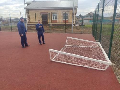 В Татарстане возбудили уголовное дело после падения ворот на девочку1