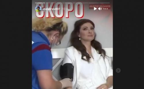 Актрисе Анастасии Макеевой стало плохо на съемках у Малахова1